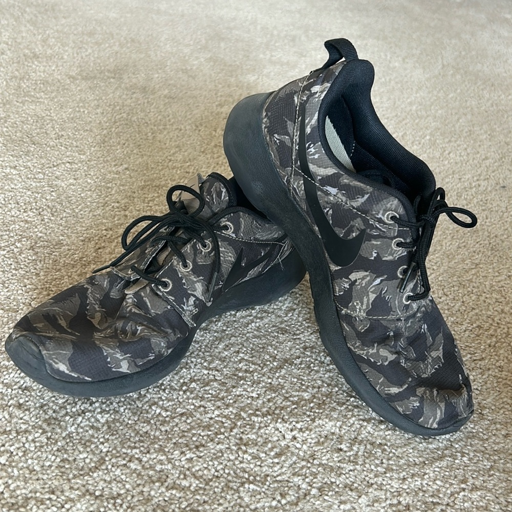 Nike Black Tiger Stripe Roshes